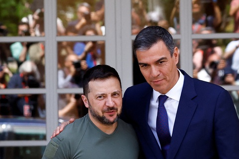 Tổng thống Ukraine Volodymyr Zelensky (trái) và Thủ tướng Tây Ban Nha Pedro Sanchez chụp hình lưu niệm tại buổi họp báo chung ngày 27-5 - Ảnh: REUTERS Tổng thống Ukraine Volodymyr Zelensky (trái) và Thủ tướng Tây Ban Nha Pedro Sanchez chụp hình lưu niệm tại buổi họp báo chung ngày 27-5 - Ảnh: REUTERS