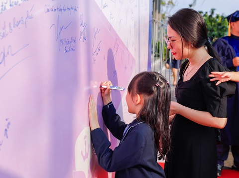 Tổng kết một năm 'trưởng thành trong hạnh phúc' tại Victoria School- Ảnh 3. Phụ huynh và học sinh lưu giữ những lời nhắn nhân dịp kết thúc năm học 2023 - 2024