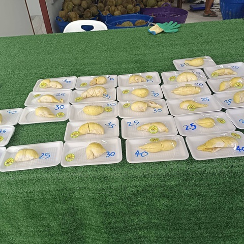 Độc lạ xì tai bán sầu riêng cho người có lương 5 triệu- Ảnh 2. Ngoài mức giá 1 baht, chủ cửa hàng cũng đưa ra nhiều lựa chọn để phù hợp với từng khách hàng.