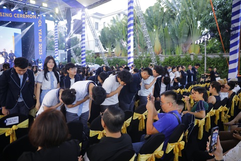 Tổng kết một năm 'trưởng thành trong hạnh phúc' tại Victoria School- Ảnh 2. Học sinh thực hiện nghi thức tri ân ba mẹ tại buổi lễ