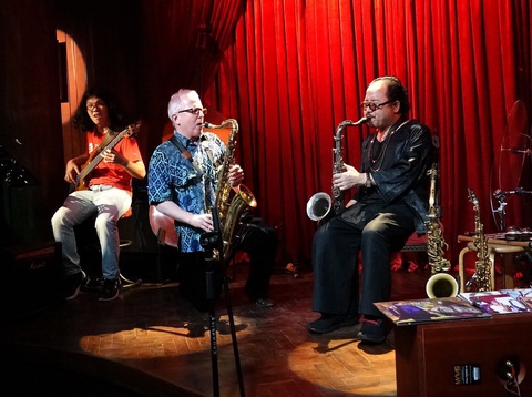 Phòng trà Sài Gòn: Một thoáng ả đào, một thoáng Jazz- Ảnh 1. Saxophone Trần Mạnh Tuấn ngẫu hứng với anh học trò nước ngoài - Ảnh: T.T.D.