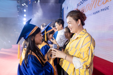 Tổng kết một năm 'trưởng thành trong hạnh phúc' tại Victoria School- Ảnh 4. Các em trao pin cài áo cho ba mẹ để đánh dấu hành trình trưởng thành trong năm qua.