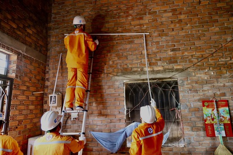 Điện lực TP.HCM tới tận nhà cải tạo hệ thống điện cũ cho dân- Ảnh 2. Các đoạn dây điện được nẹp nhựa phòng chống rò rỉ điện, đặc biệt vào mùa mưa bão sắp tới - Ảnh: NGỌC QUÝ