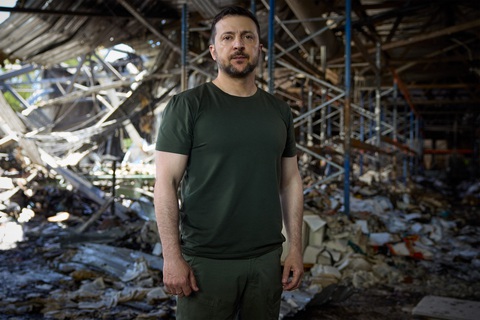Tổng thống Ukraine Volodymyr Zelensky đứng trước đống tàn tích một xưởng in bị dính không kích Nga hôm 26-5 - Ảnh: AFP Tổng thống Ukraine Volodymyr Zelensky đứng trước đống tàn tích một xưởng in bị dính không kích Nga ở Kharkov hôm 26-5 - Ảnh: AFP