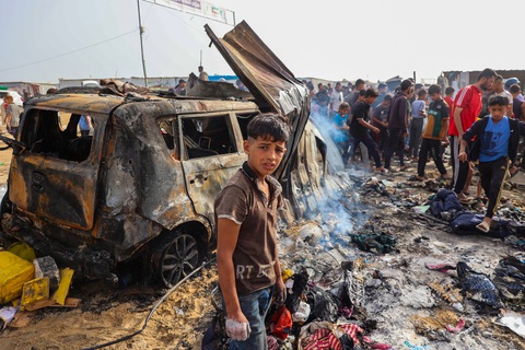 Cậu bé người Palestine đứng trước một chiếc xe bị phá hủy do trận không kích nhầm của quân đội Israel vào một trại tị nạn ở Rafah - Ảnh: AFP Cậu bé người Palestine đứng trước một chiếc xe bị phá hủy do trận không kích nhầm của quân đội Israel vào một trại tị nạn ở Rafah - Ảnh: AFP