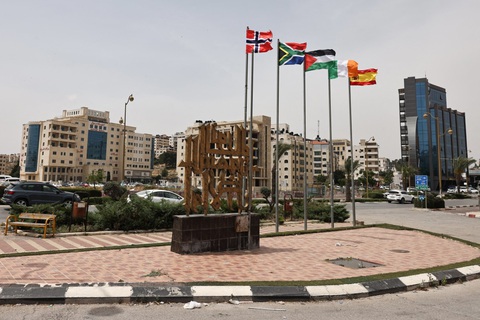 3 quốc gia chính thức công nhận 'Nhà nước Palestine', Đan Mạch nói không- Ảnh 1. Những lá cờ của Na Uy, Nam Phi, Palestine, Ireland và Tây Ban Nha được kéo lên cao tại lối vào thành phố Ramallah,