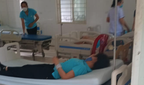 Hơn 70 công nhân đau bụng, nôn mửa sau giờ ăn trưa- Ảnh 1. Công nhân được cấp cứu tại cơ sở y tế sau bữa ăn trưa - Ảnh: Bạn đọc cung cấp