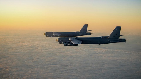 Nga tố NATO đang lên kịch bản tấn công hạt nhân vào Nga- Ảnh 1. Quân đội Mỹ vừa triển khai máy bay ném bom chiến lược B-52 có khả năng mang vũ khí hạt nhân do nước này sản xuất đến căn cứ không quân Fairford (Fairford AFB) ở Anh - Ảnh: RIA NOVOSTI