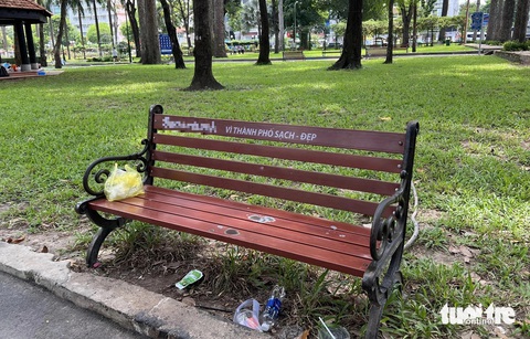 Người đi để rác ở lại, được nhắc Người rời đi, nhưng đủ loại rác thải, từ vỏ chai nước, ly nhựa, túi đựng thức ăn ở lại. Ảnh chụp tại công viên Tao Đàn (quận 1, TP.HCM) ngày 26-5 - Ảnh: TRIỆU VÂN