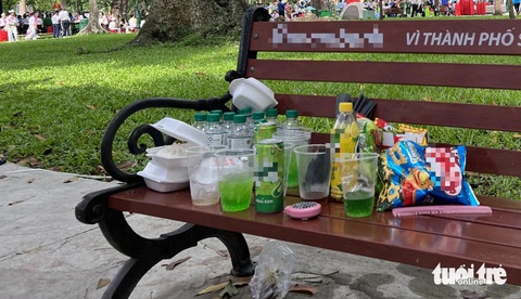 Người đi để rác ở lại, được nhắc Có đủ loại rác thải bị vứt lại trên các dãy ghế, công viên, nơi công cộng - Ảnh: TRIỆU VÂN