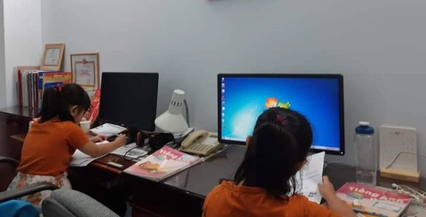 Công ty biến thành nhà trẻ mini và chuyện đau đầu gửi con dịp hè- Ảnh 1. Hè đến, không biết gửi con ở đâu, một số cha mẹ đành chọn cách đem theo con đến công ty - Ảnh: SONG KHUÊ