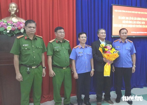 Việt kiều Mỹ 2 lần bị bắt giam được minh oan sau 34 năm- Ảnh 1. Ông Lâm Hồng Sơn được đại diện Viện kiểm sát nhân dân, Công an hai tỉnh An Giang và Long An tổ chức buổi minh oan - Ảnh: CHÍ HẠNH