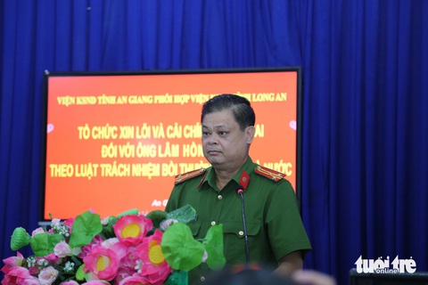 Việt kiều Mỹ 2 lần bị bắt giam được minh oan sau 34 năm- Ảnh 2. Đại diện Công an tỉnh An Giang xin lỗi ông Sơn - Ảnh: CHÍ HẠNH