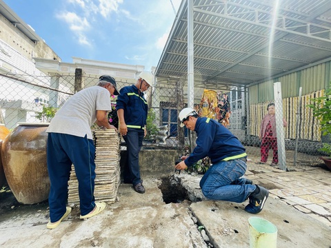 Nước sạch về tận nhà, người dân Cần Giờ thôi cảnh nước yếu, đục- Ảnh 1. Lắp đặt đồng hồ cấp nước sạch cho người dân xã Tam Thôn Hiệp vào ngày 27-5 - Ảnh: LÊ PHAN