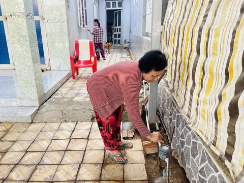Nước sạch về tận nhà, người dân Cần Giờ thôi cảnh nước yếu, đục- Ảnh 3. Bà Nguyễn Thị Dương, 66 tuổi, ngụ xã Tam Thôn Hiệp, hồ hởi vì trong tuần này sẽ được thay thế phương thức cấp nước - Ảnh: LÊ PHAN
