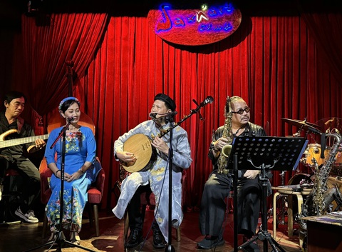 Từ trái qua: nghệ sĩ Kim Luyến, Anh Tấn (đàn nguyệt), Trần Mạnh Tuấn (Saxophone) trình diễn tiết mục ả đào Từ trái qua: nghệ sĩ Kim Luyến, Anh Tấn (đàn nguyệt), Trần Mạnh Tuấn (saxophone) trình diễn tiết mục ả đào