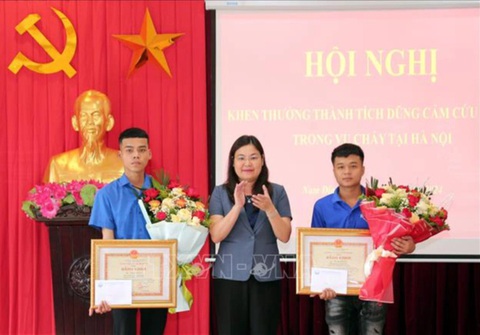 Lãnh đạo UBND tỉnh Nam Định trao Bằng khen cho 2 thanh niên dũng cảm cứu người trong vụ cháy rạng sáng 24-5 tại Hà Nội - Ảnh: TTXVN Lãnh đạo UBND tỉnh Nam Định trao bằng khen cho 2 thanh niên dũng cảm cứu người trong vụ cháy rạng sáng 24-5 tại Hà Nội - Ảnh: TTXVN