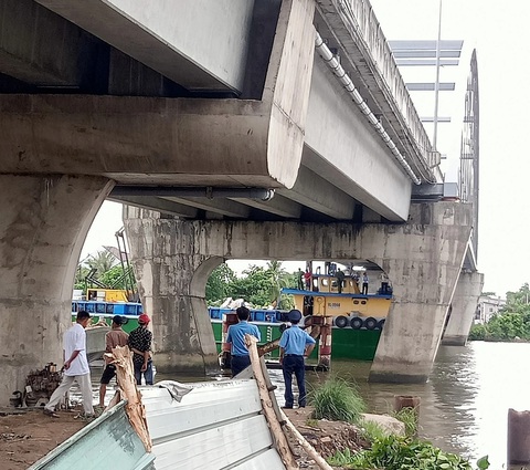 Sà lan va làm hư hỏng nặng dầm cầu Mang Thít, tỉnh Vĩnh Long- Ảnh 1. Hiện trường vụ sà lan va trúng gây hư hỏng nặng dầm cầu Mang Thít - Ảnh: CTV