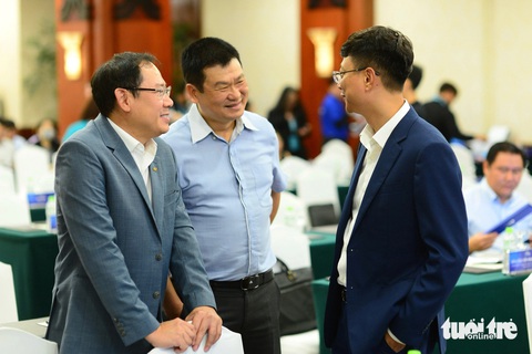 Họp báo công bố chuỗi sự kiện 'Ngày không tiền mặt' 2024- Ảnh 1. Khách mời tới sớm, trò chuyện trước khi họp báo chính thức diễn ra - Ảnh: QUANG ĐỊNH