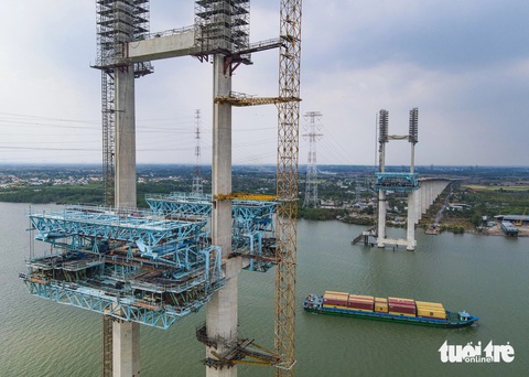 Phước Khánh - cầu cao nhất nước đình trệ, chờ nhà thầu giải cứu- Ảnh 3. Theo đó, năm 2022, Tổng công ty Đầu tư phát triển đường cao tốc Việt Nam (chủ đầu tư) đã thông báo chấm dứt hợp đồng với nhà thầu gói thầu J3 là cầu Phước Khánh, khi khối lượng tổng thể đạt 80,70%. Khối lượng chính còn lại gồm: phần dầm chủ, bản mặt cầu và hệ cáp văng (từ khối K1), bê tông nhựa, hệ thống chiếu sáng, lan can, dải phân cách, hệ thống thoát nước cầu chính - Ảnh: LÊ PHAN