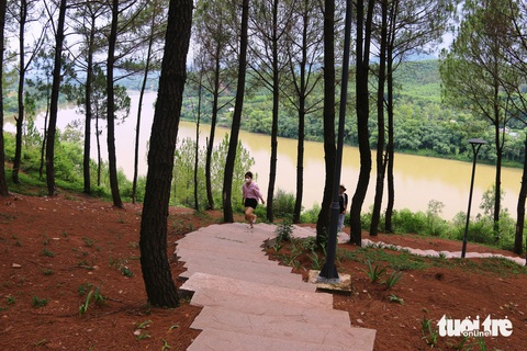 Đồi Vọng Cảnh đã đổi khác sau khi được đầu tư 13 tỉ đồng- Ảnh 4. Đường đi bộ dẫn lên đồi Vọng Cảnh được lát đá sạch sẽ