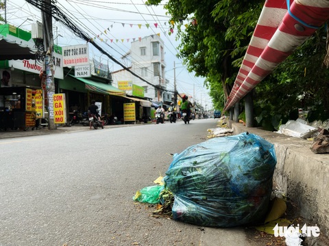 Xả rác thẳng tay, nhưng hễ ngập cống, rác nổi lại ta thán- Ảnh 8. Dọc tuyến đường 26-3, nơi con kênh 19-5 chảy qua, không khó để bắt gặp những túi rác dân sinh lăn lóc trên đường - Ảnh: TRIỆU VÂN