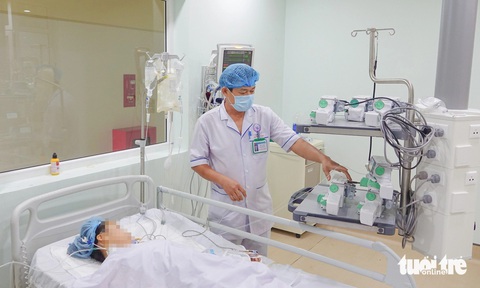Nữ sinh lớp 6 đứt hai chân vì tông xe: 'Xin lỗi mẹ, con không còn phụ mẹ được'- Ảnh 1. Em N.T.A.T. - nữ sinh lớp 6 Trường THCS và THPT U Minh Thượng - bị tai nạn và đang điều trị ở Bệnh viện Đa khoa tỉnh Kiên Giang - Ảnh: CHÍ CÔNG