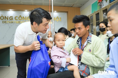 Đại diện báo Tuổi Trẻ, trao tặng quà Ước mơ của Thúy cho bệnh nhi tại Bệnh viện K (cơ sở Tân Triều) - ẢNH: DANH KHANG Đại diện báo Tuổi Trẻ trao tặng quà Ước mơ của Thúy cho bệnh nhi tại Bệnh viện K (cơ sở Tân Triều) - Ảnh: DANH KHANG