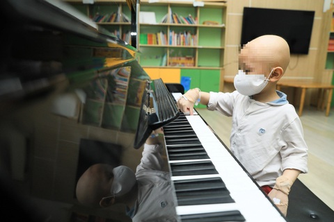 Bé Lê Minh Đức (6 tuổi) nghịch ngợm đánh đàn tại Viện Huyết học và truyền máu trung ương - Ảnh: DANH KHANG Bé Lê Minh Đức (6 tuổi) nghịch ngợm đánh đàn tại Viện Huyết học và Truyền máu trung ương - Ảnh: DANH KHANG