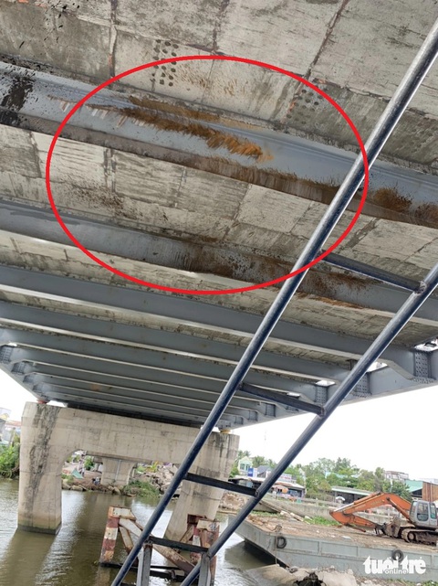 10 ngày mới sửa xong dầm cầu Mang Thít bị sà lan va trúng- Ảnh 2. Vị trí dầm cầu bị hư hỏng - Ảnh: HOÀNG THÂN
