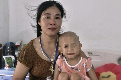 Nhận món quà từ Ước mơ của Thúy, mẹ ôm con mừng run vì ‘có tiền vào thuốc’- Ảnh 1. Chị Đặng Thị Hạnh ôm con mừng run khi nhận được quà Tết Thiếu nhi từ chương trình Ước mơ của Thúy. Với người mẹ nghèo, số tiền 5 triệu đồng của chương trình chính là tiền để vô thuốc, cùng con chống lại căn bệnh ung thư quái ác - Ảnh: BẢO PHÚ