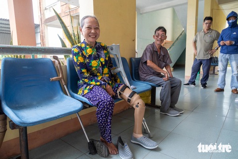 Những chiếc chân giả mang niềm vui rất thật đến nạn nhân chiến tranh- Ảnh 2. Bà Lê Thị Am cười không ngớt với món quà mới - Ảnh: HOÀNG TÁO