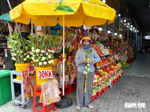 An Giang khai mạc lễ hội Vía Bà Chúa Xứ núi Sam 2024- Ảnh 5. Giá mua sắm tại khu vực miếu Bà được niêm yết rõ ràng - Ảnh: CHÍ HẠNH