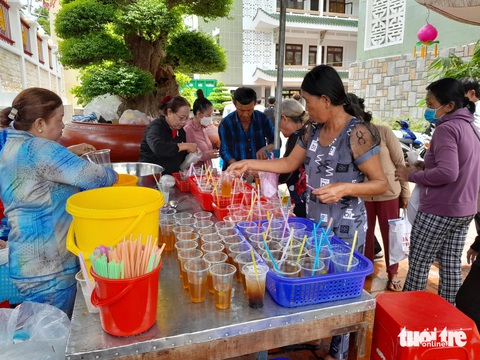 An Giang khai mạc lễ hội Vía Bà Chúa Xứ núi Sam 2024- Ảnh 6. Nước uống miễn phí các loại cho du khách bên trong khuôn viên miếu Bà - Ảnh: CHÍ HẠNH