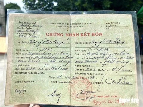 Thực hư việc chứng nhận kết hôn 'hết hạn khi quá 30 năm'- Ảnh 1. Chứng nhận kết hôn của ông N.V.L. với vợ lập ngày 6-11-1993, phần thông tin