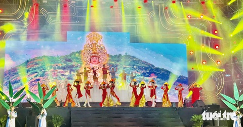 An Giang khai mạc lễ hội Vía Bà Chúa Xứ núi Sam 2024- Ảnh 3. Biểu diễn văn nghệ đêm khai mạc lễ hội Vía Bà Chúa Xứ núi Sam 2024 - Ảnh: L.H.