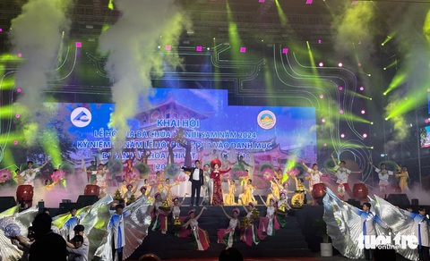 An Giang khai mạc lễ hội Vía Bà Chúa Xứ núi Sam 2024- Ảnh 1. Biểu diễn văn nghệ đêm khai mạc lễ hội Vía Bà Chúa Xứ núi Sam 2024 - Ảnh: L.H.