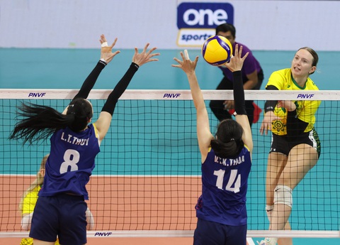 Đánh bại Úc, bóng chuyền nữ Việt Nam vào chung kết AVC Challenge Cup- Ảnh 1. Tuyển nữ Úc (áo vàng) gây ra một số khó khăn ở ván đầu cho tuyển bóng chuyền nữ Việt Nam - Ảnh: AVC