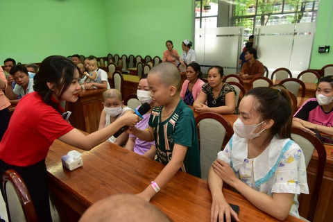 Mong các 'chiến binh nhí' mắc ung thư hãy luôn vững vàng- Ảnh 4. Bệnh nhi ung thư tham gia chơi đố vui trong chương trình trao quà Ước mơ của Thúy tại Bệnh viện Nhi đồng 2 sáng 28-5 - Ảnh: T.T.D.