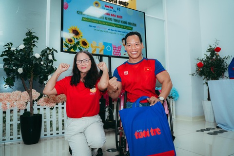 Mong các 'chiến binh nhí' mắc ung thư hãy luôn vững vàng- Ảnh 5. Bà Trần Đồng và lực sĩ Lê Văn Công, hai tấm gương đã chiến thắng những nghịch cảnh trong cuộc sống - Ảnh: THANH HIỆP