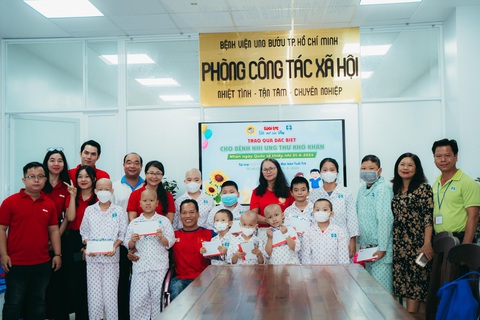 Mong các 'chiến binh nhí' mắc ung thư hãy luôn vững vàng- Ảnh 7. Buổi trao quà chiều 28-5 tại Bệnh viện Ung bướu cơ sở 2 (TP Thủ Đức, TP.HCM) - Ảnh: THANH HIỆP