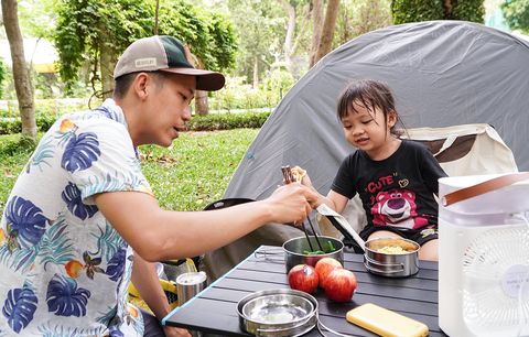 Cha con anh Phan Dư gần gũi bên nhau cùng ăn uống trong buổi cắm trại - Ảnh: AN VI Cha con anh Phan Dư gần gũi bên nhau cùng ăn uống trong buổi cắm trại - Ảnh: AN VI