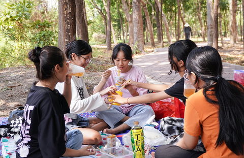 Nhóm bạn trẻ camping vui vẻ ngay tại quận Gò Vấp - Ảnh: AN VI Nhóm bạn trẻ camping vui vẻ ngay tại quận Gò Vấp - Ảnh: AN VI