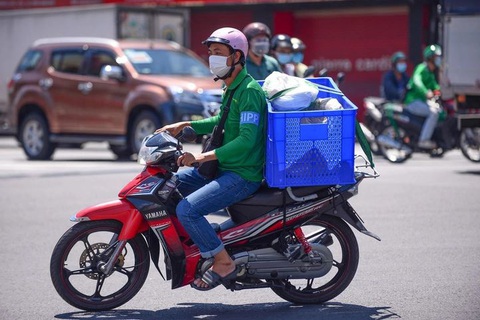 Xôn xao shipper bị 'phân biệt đối xử' khi chờ lấy đơn hàng- Ảnh 1. Shipper là khách hàng hay không là khách hàng? (Ảnh: QUANG ĐỊNH)
