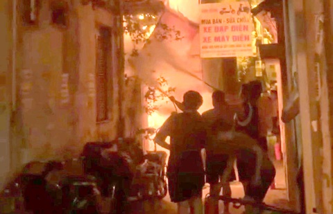 Người dân dùng bình cứu hỏa dập lửa tại vụ cháy ngôi nhà ở ngõ 43 Trung Kính (Hà Nội) làm 14 người chết - Ảnh: HOÀI AN Người dân dùng bình cứu hỏa dập lửa tại vụ cháy ngôi nhà ở ngõ 43 Trung Kính (Hà Nội) làm 14 người chết - Ảnh: HOÀI AN