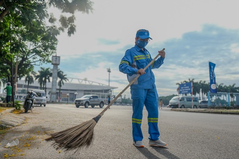 Công việc của công nhân môi trường ở Hà Nội vất vả dù là nắng nóng hay mưa rơi - Ảnh: HÀ QUÂN Công việc của công nhân môi trường ở Hà Nội vất vả dù là nắng nóng hay mưa rơi - Ảnh: HÀ QUÂN
