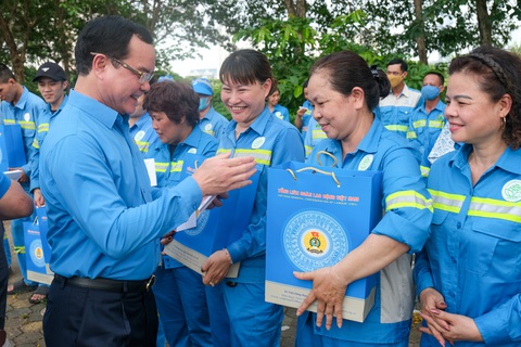 Công nhân môi trường phấn khởi khi nhận được sự động viên, chia sẻ, tặng quà của Chủ tịch Tổng liên đoàn Lao động Việt Nam Nguyễn Đình Khang- Ảnh: HÀ QUÂN Công nhân môi trường phấn khởi khi nhận được sự động viên, chia sẻ, tặng quà của Chủ tịch Tổng liên đoàn Lao động Việt Nam Nguyễn Đình Khang - Ảnh: HÀ QUÂN