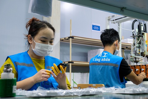 Công nhân sản xuất trong dây chuyền tại một công ty linh kiện điện tử tại Bắc Ninh - Ảnh: HÀ QUÂN Công nhân sản xuất trong dây chuyền tại một công ty linh kiện điện tử ở Bắc Ninh - Ảnh: HÀ QUÂN