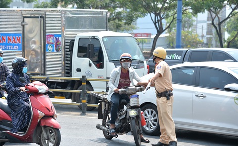 Lực lượng CSGT (TP.HCM) xử lý người vi phạm giao thông - Ảnh: TỰ TRUNG Lực lượng CSGT (TP.HCM) xử lý người vi phạm giao thông - Ảnh: TỰ TRUNG