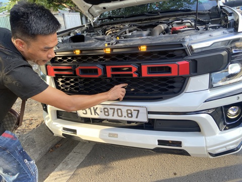 Cảnh sát giao thông TP.HCM xử lý tài xế lái ô tô lắp đèn như 'sân khấu di động'- Ảnh 2. Chiếc xe lắp đèn vi phạm - Ảnh: PC08
